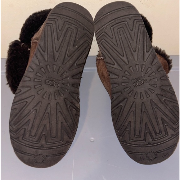 Ugg classic Button Bailey 5803 Size 7 - Picture 9 of 9